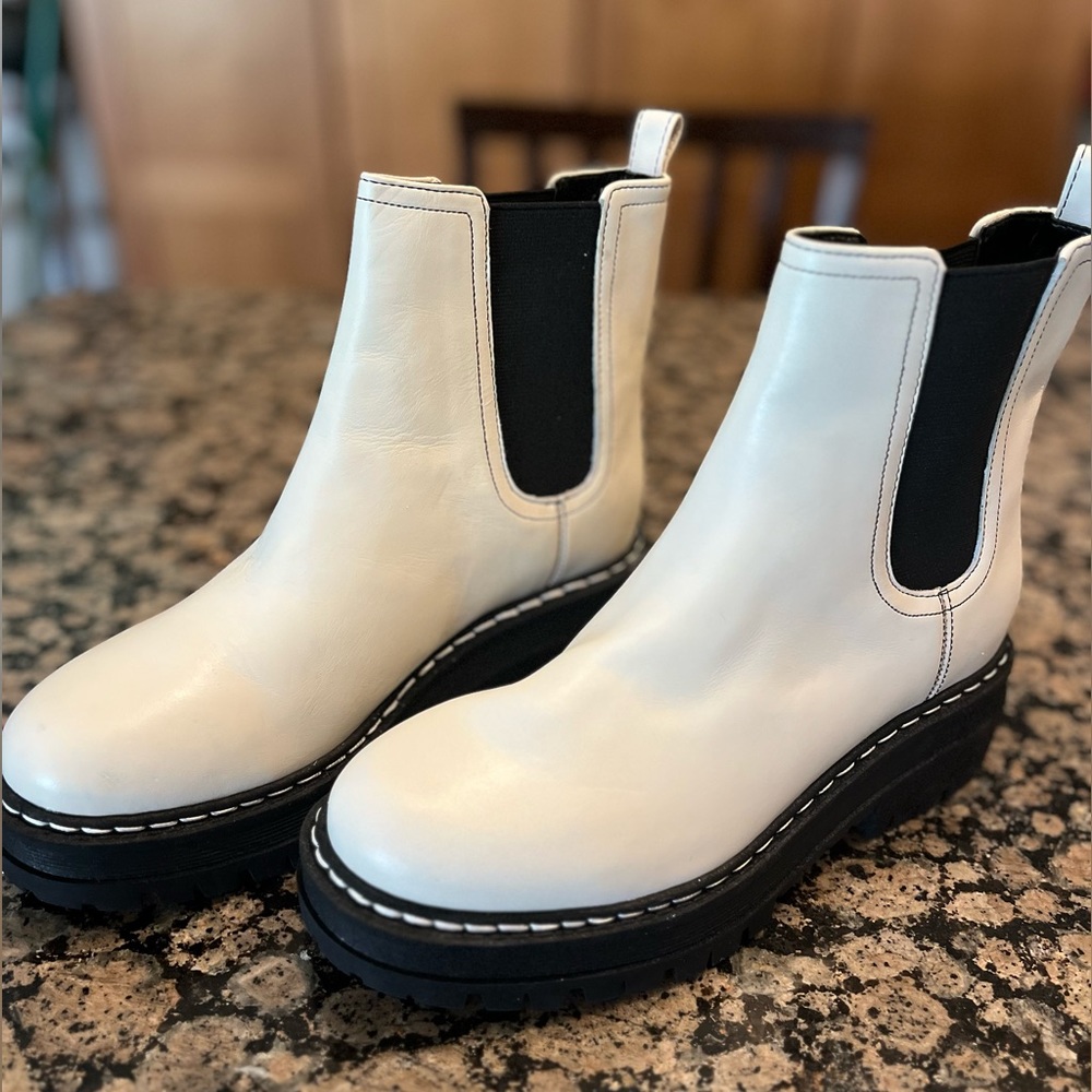 Marc Fisher Ltd Padmia Chelsea Lug Sole Boot, Size 7